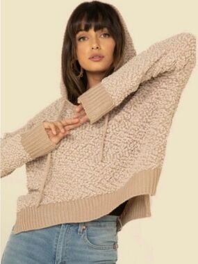 POL Taupe Bouclé V-Neck Hooded Sweater

-free gift with purchase ❤️ last pic ❤️